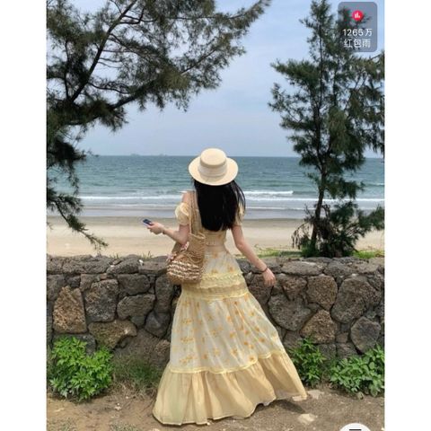 Sét đầm maxi 2 mảnh hoạ tiết hoa cúc vàng đi biển, mẫu mới 2026, áo trễ vai + chân váy xoè, chất vải tơ
