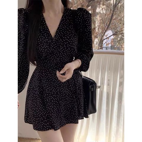 Váy ngắn dài tay, hoạ tiết chấm bi nhỏ, cổ V, có chít eo, chất lụa Hàn Châu