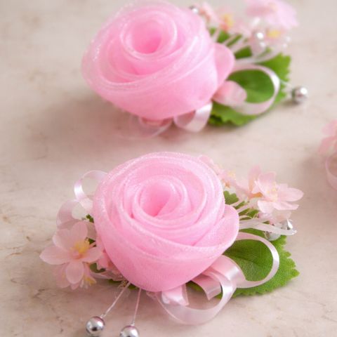 Hoa hồng voan cài áo ngày cưới dành cho đội đưa rước dâu