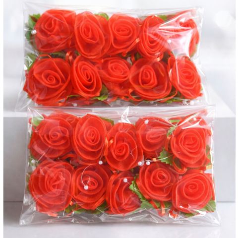 Hoa hồng voan cài áo ngày cưới dành cho đội đưa rước dâu