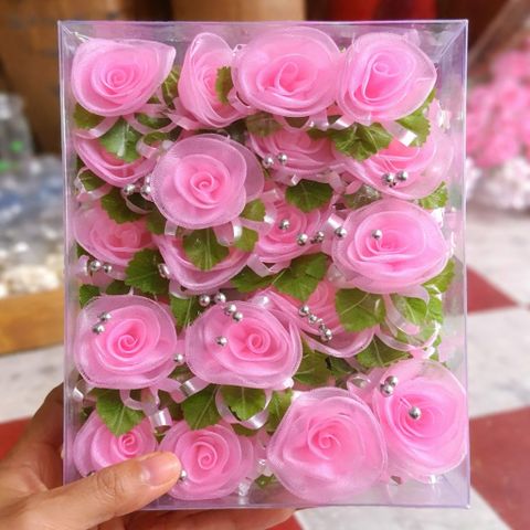 Hoa hồng voan cài áo ngày cưới dành cho đội đưa rước dâu