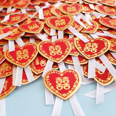 Hoa cài áo cho khách mời trong ngày cưới