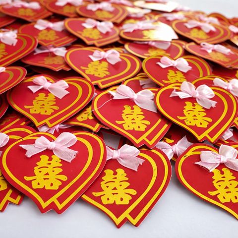 Hoa cài áo cho khách mời trong ngày cưới