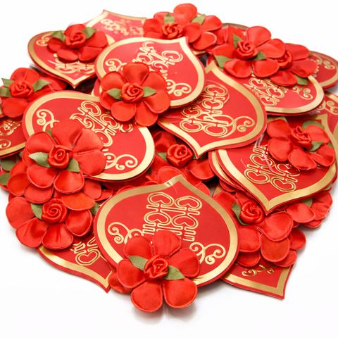 Hoa cài áo cho khách mời trong ngày cưới