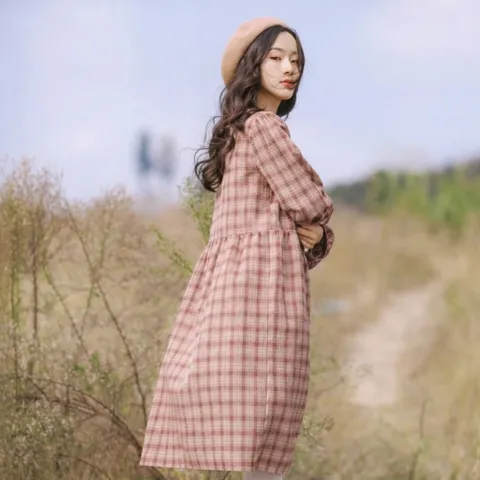 Đầm caro cổ trụ kiểu dáng babydoll