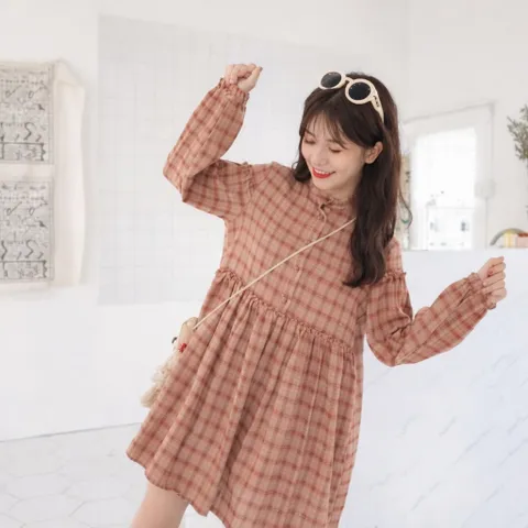 Đầm caro cổ trụ kiểu dáng babydoll