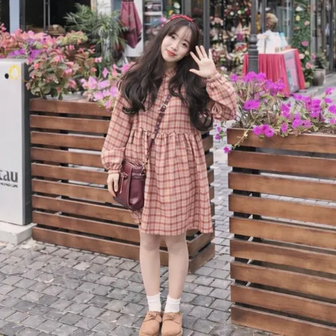 Đầm caro cổ trụ kiểu dáng babydoll