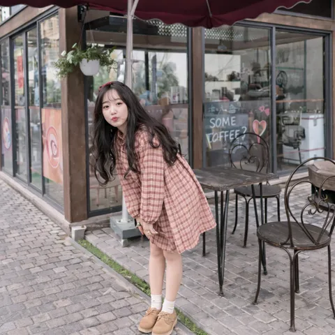 Đầm caro cổ trụ kiểu dáng babydoll