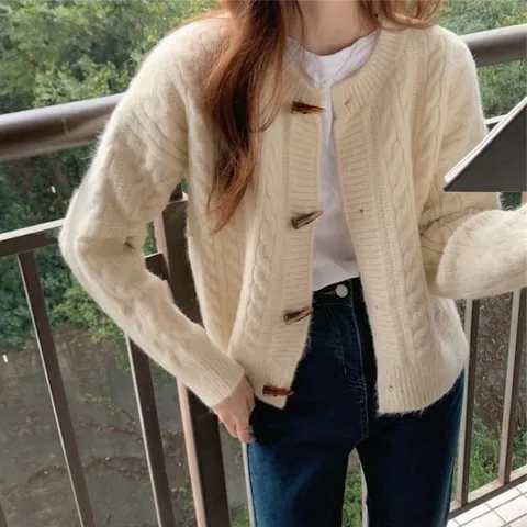 Áo len vặn thừng cài khuy gỗ phong cách tối giản