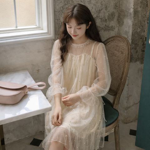 Đầm suông đính sao trăng lấp lánh