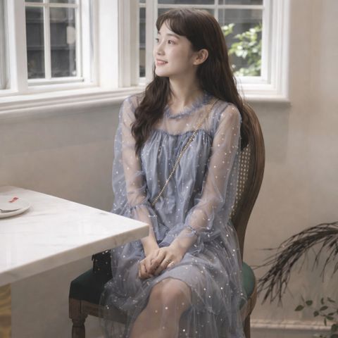 Đầm suông đính sao trăng lấp lánh