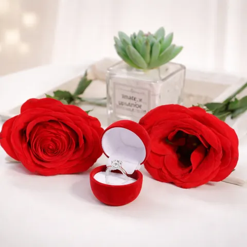 Hoa hồng nhung đựng nhẫn cưới trong ngày kỉ niệm