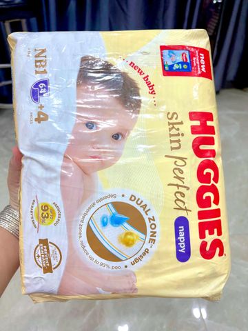 Miếng lót sơ sinh Huggies Perfect NB1 64+4 miếng dùng cho trẻ dưới 5kg,với 2 vùng thấm hút nhanh giảm kích ứng da cho bé