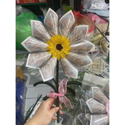 Hoa nhét tiền làm quà tặng 20-10