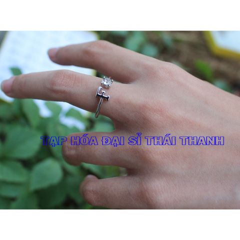 Nhẫn xi bạch kim chữ Cái đính kèm hạt xoàn nhỏ