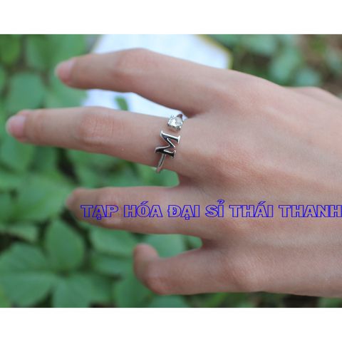 Nhẫn xi bạch kim chữ Cái đính kèm hạt xoàn nhỏ