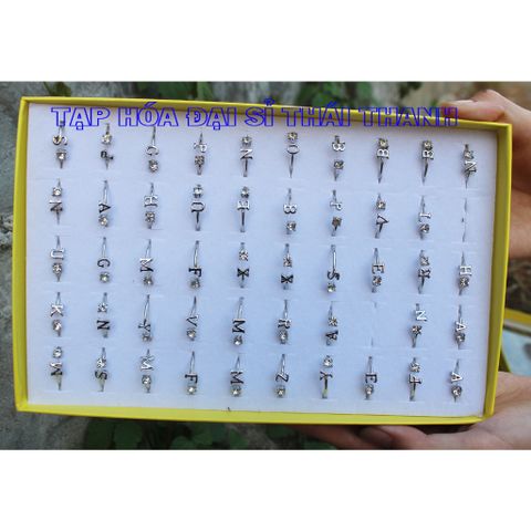 Nhẫn xi bạch kim chữ Cái đính kèm hạt xoàn nhỏ