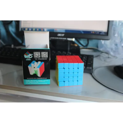 Rubik đầy màu sắc size vừa