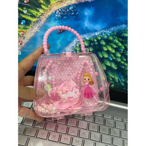Set phụ kiện tóc cho bé gái kèm hộp đựng mini hình túi xách – phong cách dễ thương, tiện mang theo.