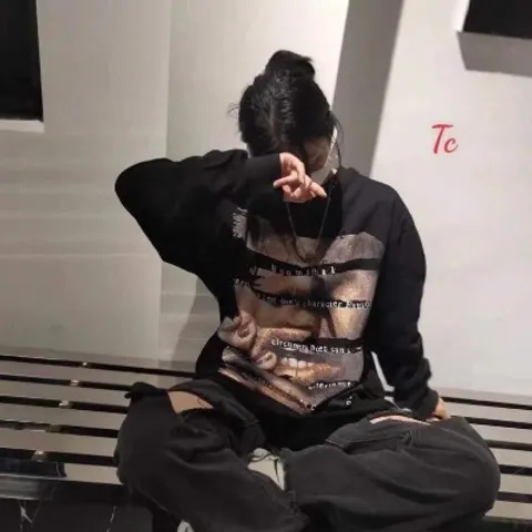 Áo Sweater mặt người chữ Tc