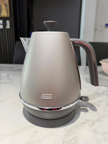 Ấm siêu tốc De'Longhi Distinta Flair 1,7L KBI2001.S Finesse Silver