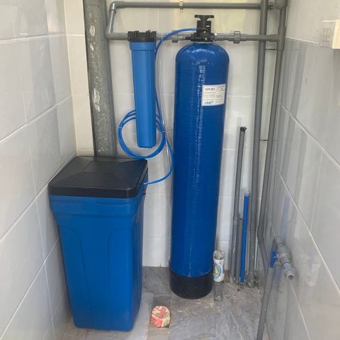 Trọn bộ cột lọc Composite sử dụng cho nước đầu nguồn bị nhiễm vôi, canxi làm mềm nước cứng.