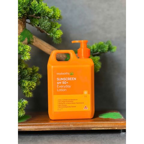 Kem Chống Nắng Phổ Rộng Bảo Vệ Da Của Úc Woolworths Sunscreen SPF 50+ Everyday Lotion 1 lít