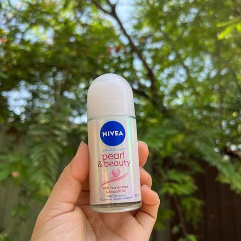 Lăn khử mùi Nivea Pearl & Beauty hàng Úc