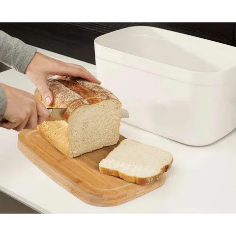 Hộp đựng bánh mì Joseph Joseph 81097 có nắp đậy kèm thớt màu trắng