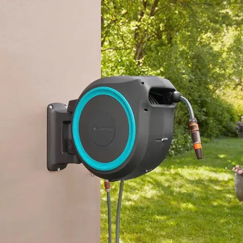 Bộ vòi tưới treo tường dây cuốn tự động 30m Gardena 18625-20