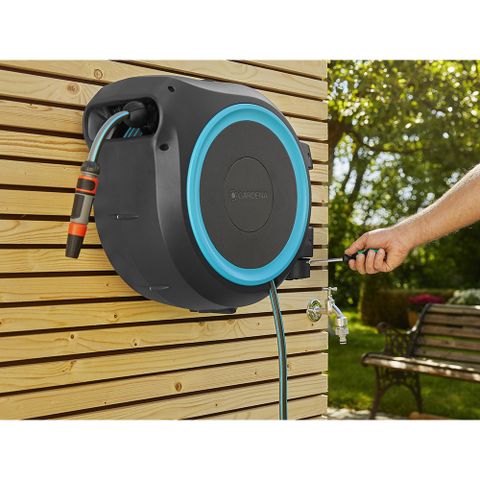 Bộ vòi tưới treo tường dây cuốn tự động 35m Gardena 18630-20