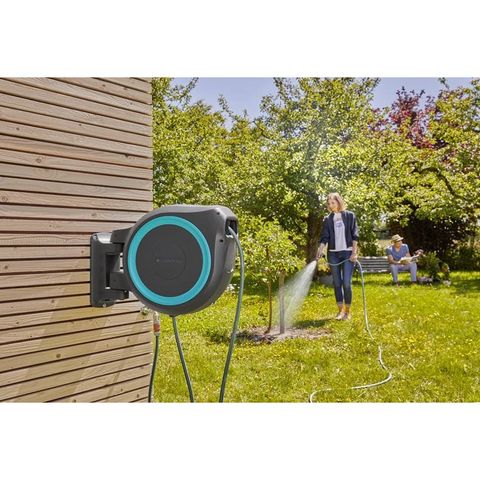 Bộ vòi tưới treo tường dây cuốn tự động 20m Gardena 18620-20