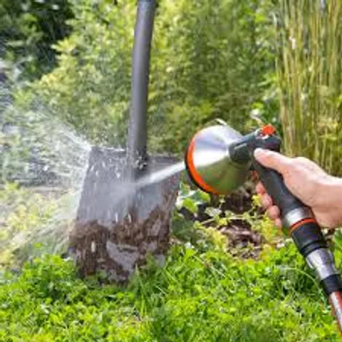 Bộ vòi tưới cây treo tường dây cuốn tự động 15m Gardena 08022-20