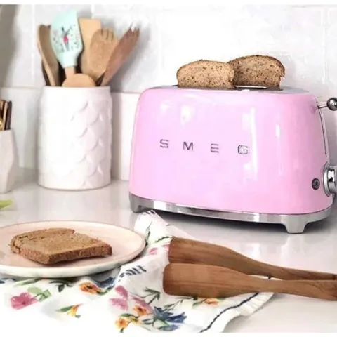 Máy Nướng Bánh Mì Smeg TSF02PKEU