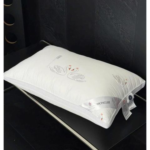 Set 2 gối Moncler size 48x74cm 735373
