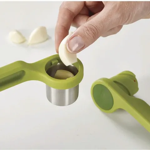 Dụng cụ ép tỏi Joseph Joseph Helix Garlic Press 20102 màu xanh lá