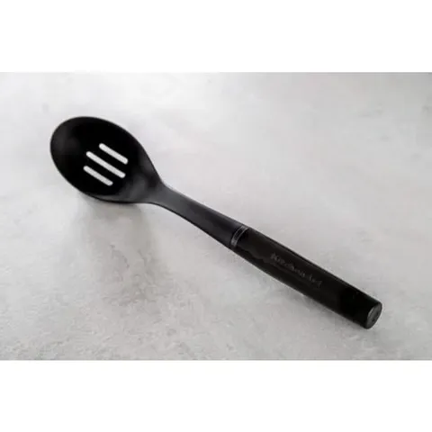Muôi canh có rãnh KitchenAid KCG004OHOBE màu đen