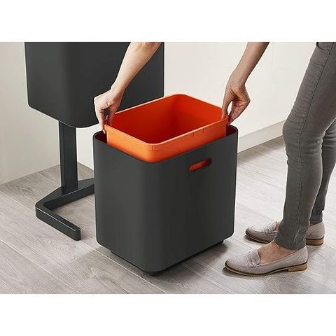Thùng rác 2 ngăn Joseph Joseph 30106 Totem Max 60L màu đen carbon