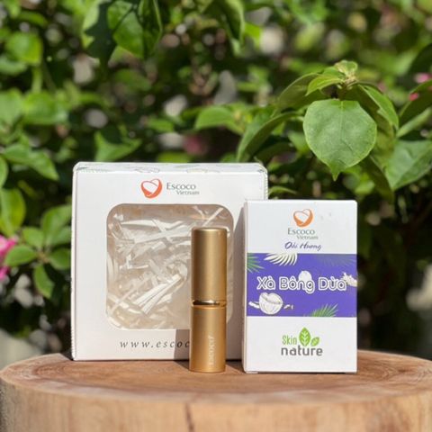 Hộp quà tặng gồm 1 xà bông dừa oải hương và 1 son dừa dưỡng môi Escoco
