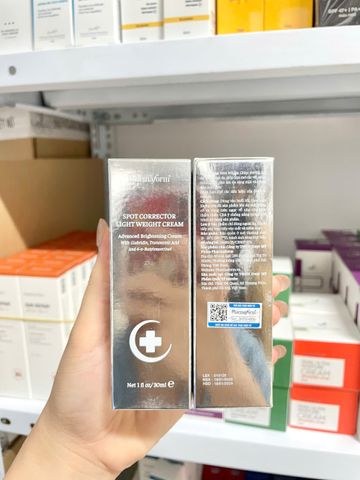 Pharmaform Spot Corrector Light Weight Cream Kem giúp làm mờ các vết thâm cải thiện sắc tố da giúp da trông rạng rỡ, đều màu và tươi trẻ hơn.