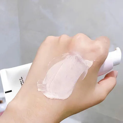 Kem chống nắng 𝐂𝐍𝐏 𝐓𝐨𝐧𝐞-𝐔𝐩 𝐏𝐫𝐨𝐭𝐞𝐜𝐭𝐢𝐨𝐧 𝐒𝐮𝐧 𝟒𝟐+++ 50ml + 31ml