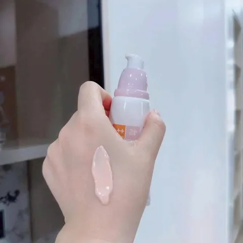 Kem chống nắng 𝐂𝐍𝐏 𝐓𝐨𝐧𝐞-𝐔𝐩 𝐏𝐫𝐨𝐭𝐞𝐜𝐭𝐢𝐨𝐧 𝐒𝐮𝐧 𝟒𝟐+++ 50ml + 31ml