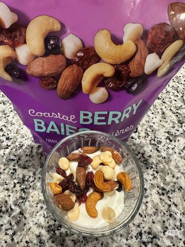 Hạt Hỗn Hợp Wildroots Coastal Berry Trail Mix 737g - Snack Dinh Dưỡng Với Hạnh Nhân, Hạt Điều, Nam Việt Quất Và Việt Quất Sấy Khô