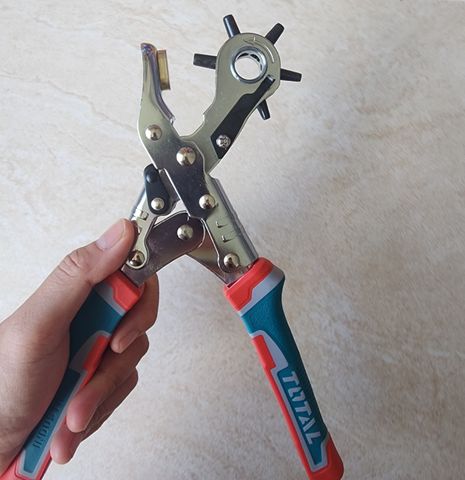 (T17) Kềm Đục Lỗ Da TOTAL THT33526 Trợ Lực 30% – 6 Cỡ Lỗ 2.5-5mm, Bấm Êm Xuyên Da Dày 2mm