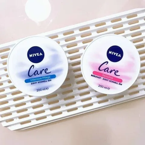 Kem dưỡng ẩm NIVEA CARE cung cấp vitamin E và vitamin A dưỡng ẩm cho da mặt và toàn thân 200ml