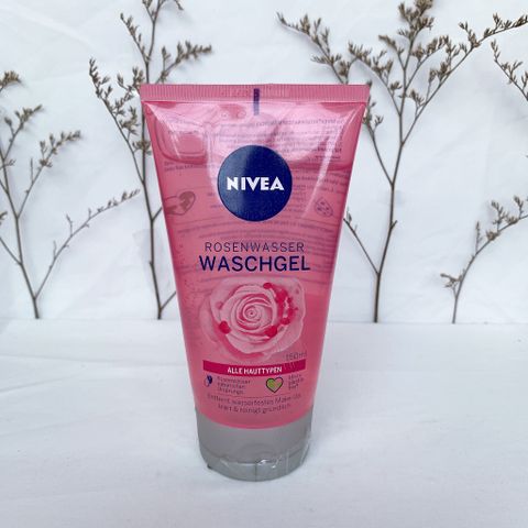 Gel rửa mặt NIVEA Rosenwasser với thành phần nước hoa hồng làm sạch da,thông thoáng lỗ chân lông 150ml