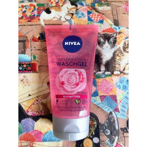 Gel rửa mặt NIVEA Rosenwasser với thành phần nước hoa hồng làm sạch da,thông thoáng lỗ chân lông 150ml