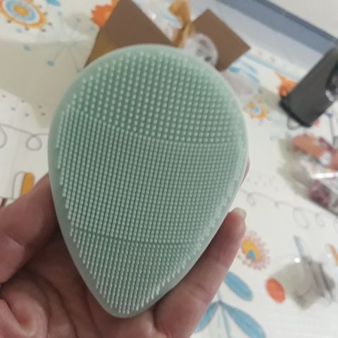 Miếng rửa mặt massage silicon Ebelin giúp da mặt sạch nhờ, khô thoáng