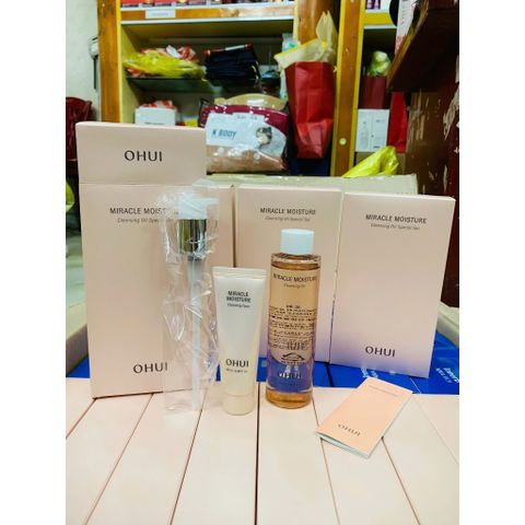 Set dầu tẩy trang OHUI Miracle Moisture 150ml và sữa rửa mặt 40ml