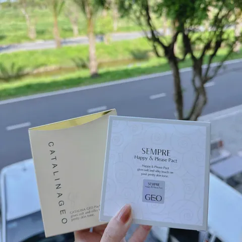 Phấn phủ Geo Sempre Happy & Please Pact trắng và vàng nội địa Hàn Quốc mịn lì tự nhiên hỗ trợ kiềm dầu